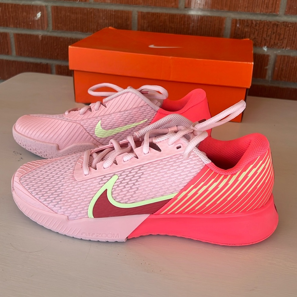 Zoom Vapor Pro Women’s Pink bloom Volt Nike running shoes.